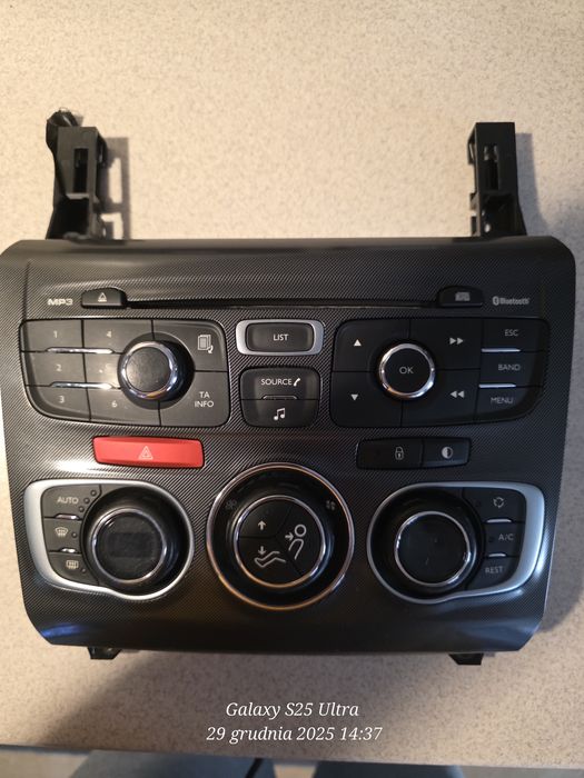 Citroen C4. Panel, ekran, radio