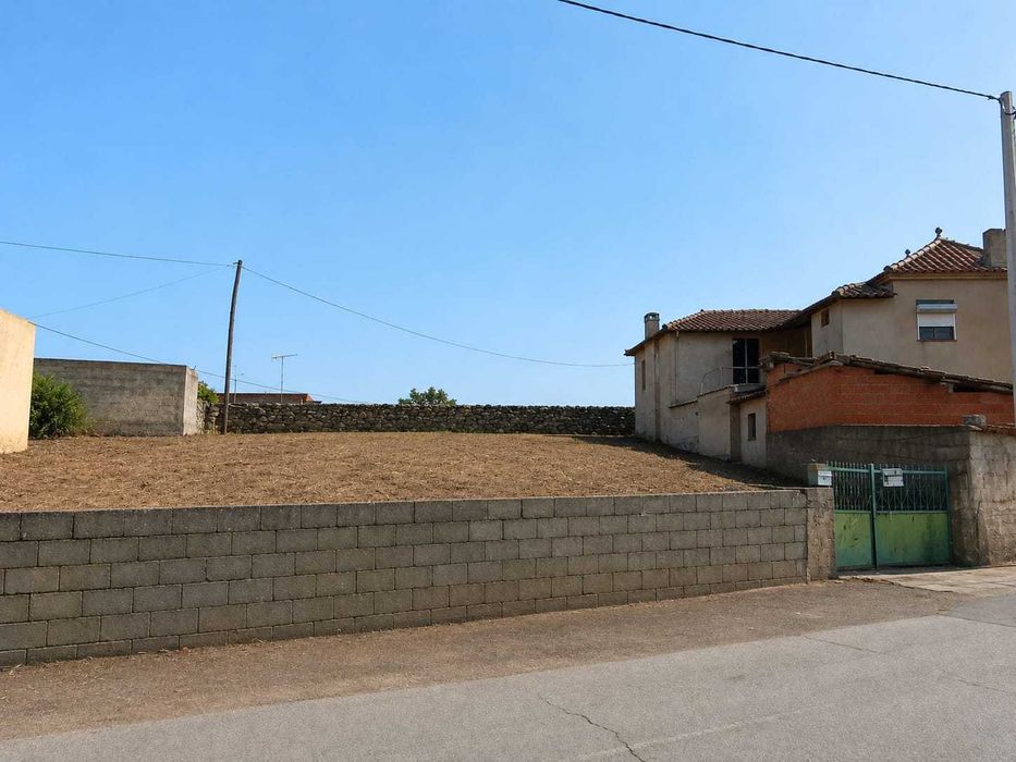 Terreno amplo com Moradia Devoluta - Torre Dona Chama