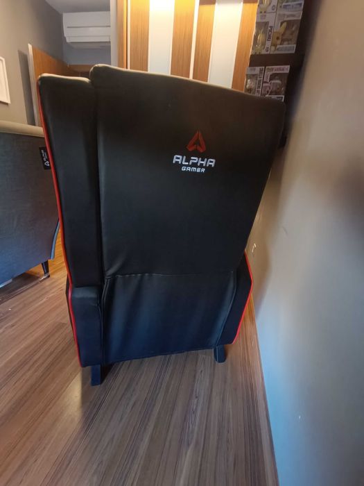 Cadeirão Gaming com suporte para pés, em preto e vermelho