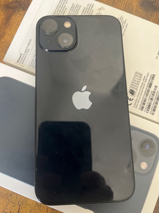 iPhone 13 128GB чорний ідеальний стан все рідне + чехол+ захісне скло нове