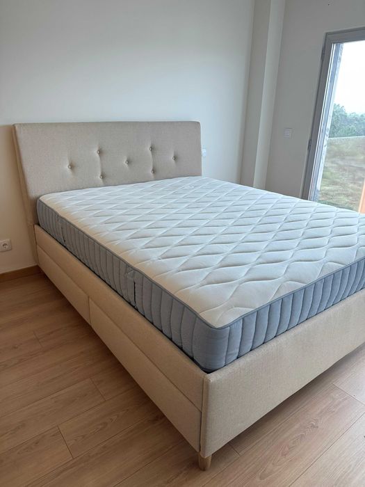 Cama de casal recente