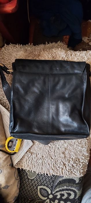 Czarna skórzana torba listonoszka unisex