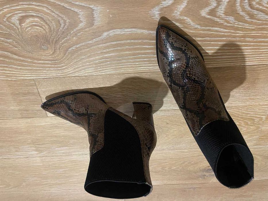 Козаки-ботинки жіночі RESERVED, екошкіра, зміїний принт, р.38.