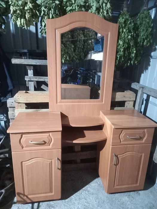 Продам трюмо б/у