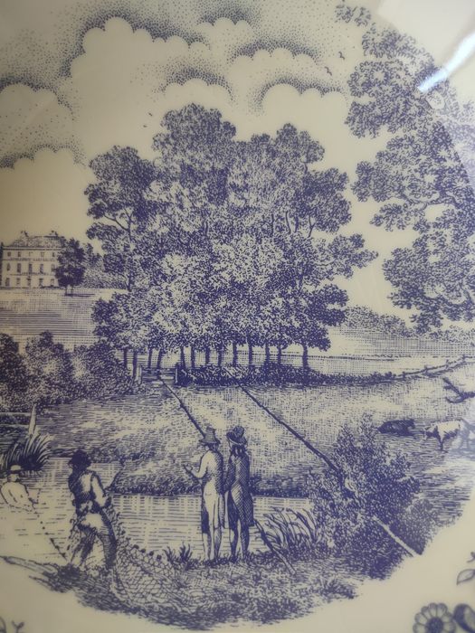 Conjunto de prato e saladeira azul e branco.