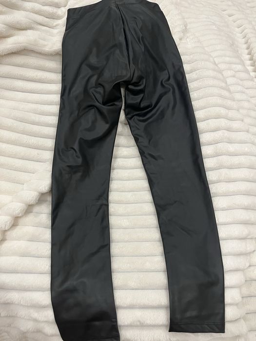 Calças pretas efeito vinil/plástico Zara Skiny | Tamanho 10 anos