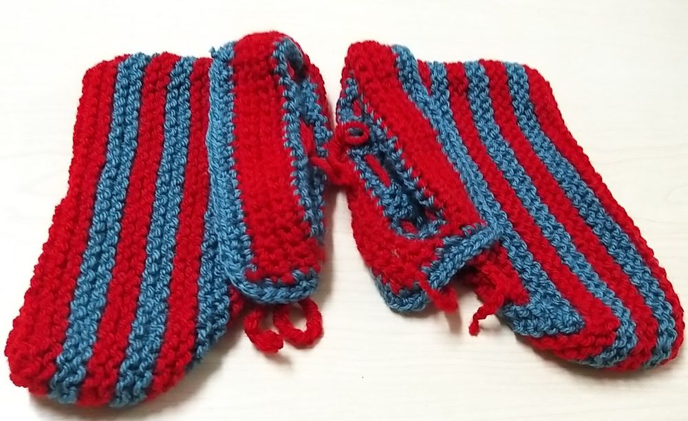 Pantufas às riscas.