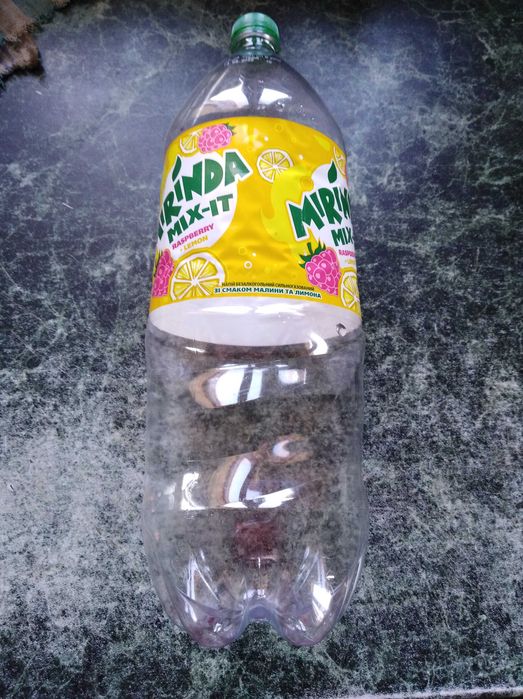 Пустые бутылки  пластиковые из-под воды