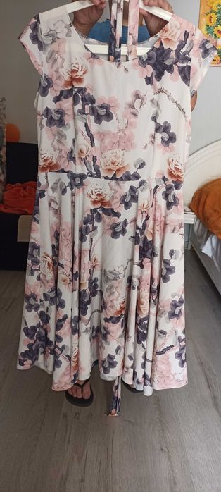 Letnia lekka sukienka w kwiatowy print, długość do kolan, z paskiem