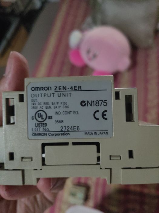 PLC Omron com módulo de saídas.