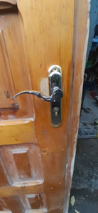 Продам дерев'яні двері.