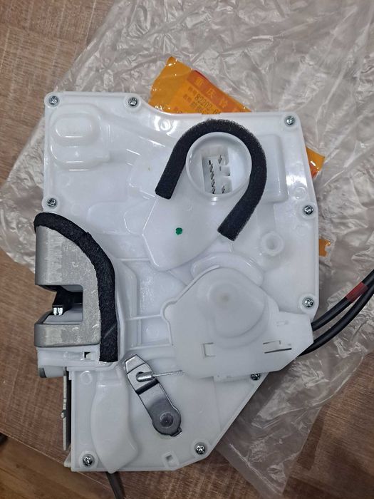 Zamek drzwi przód lewy, nowy, 7 PIN ,SUZUKI SX4;  SPLASH ; SWIFT