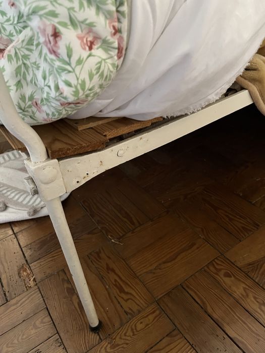 Cama antiga em ferro trabalhado – estilo vintage/romântico