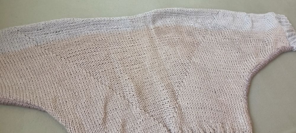 Sweter robiony na drutach