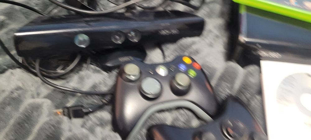 Konsola Xbox 360,kinekt, 2 pady, 7 gier. Polecam.