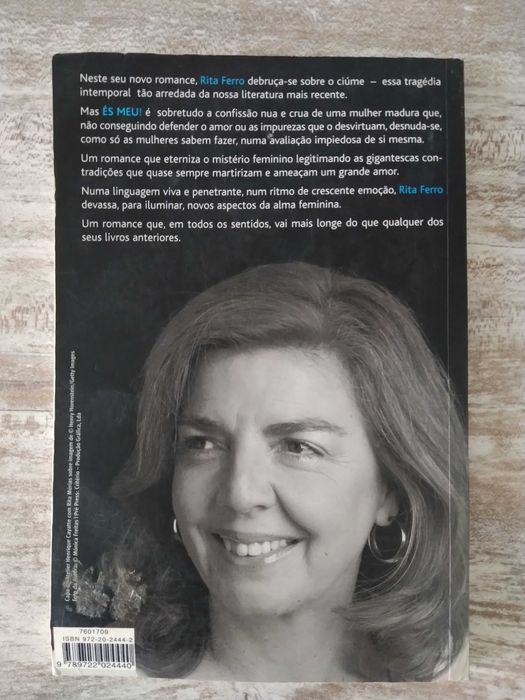 Livro - És Meu de Rita Ferro