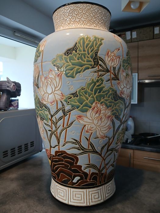 Wazon z ornamentem do salonu - styl antyczny