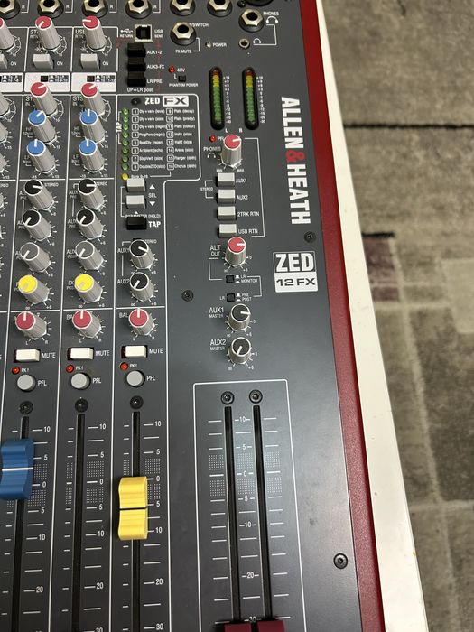 Vendo mesa de mistura Allen & Heath ZED-12FX em estado impecável, praticamente como nova.