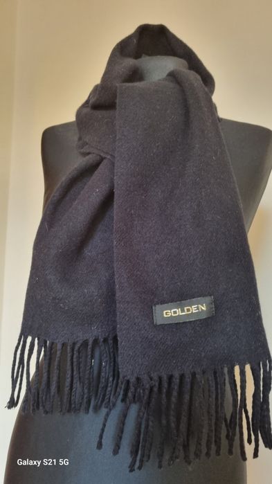 Klasyczny,czarny szalik z naszywką ,,Golden"