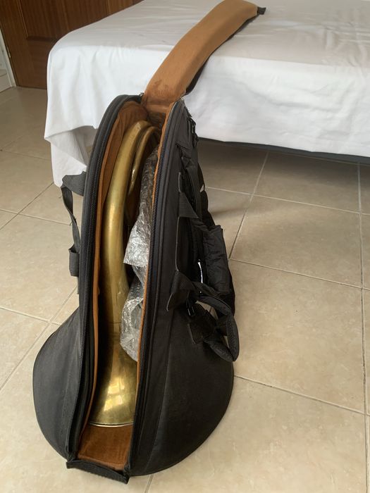 Estojo semirrígido para trompa com alças tipo mochila