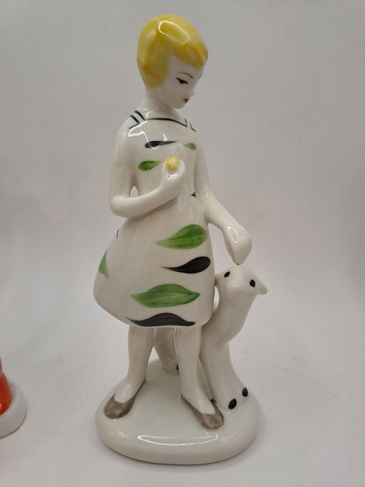 Статуетка. Статуэтка. Фарфоровая статуэтка. Индианка. Вишивальщіця.