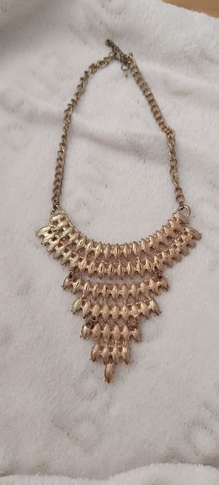 Colar dourado e rosa. Bijuteria usada