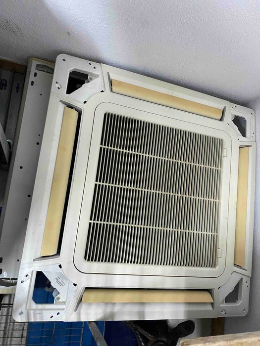 Ar condicionado completo (2 splits + saída central + cortina térmica)