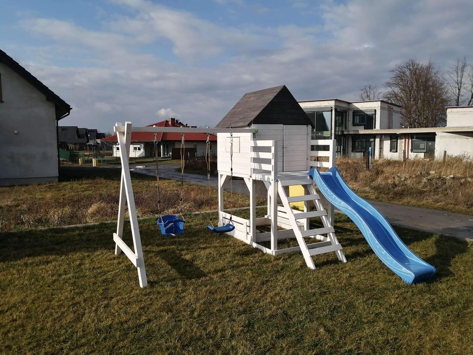 Plac zabaw piaskownica hustawka slizg domek