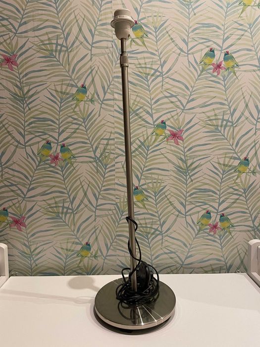 Candeeiro de chão em Metal – Altura justável, Base pesada