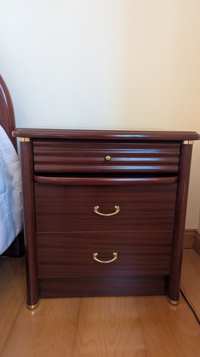 Mobília de quarto (cama, cabeceiras, cadeira, cómoda)