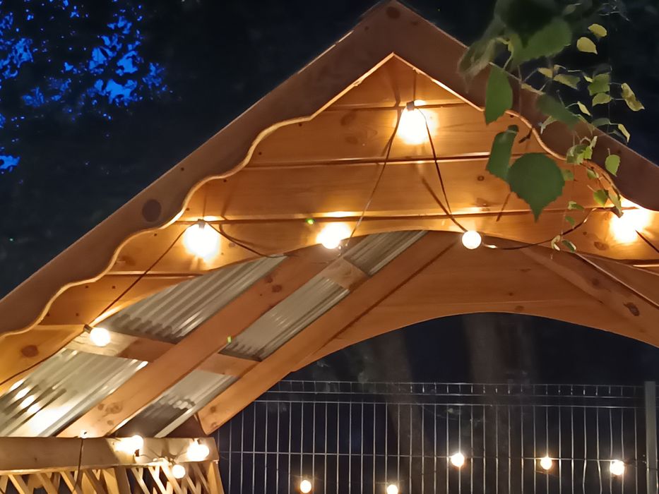 Вулична гірлянда з лампочками