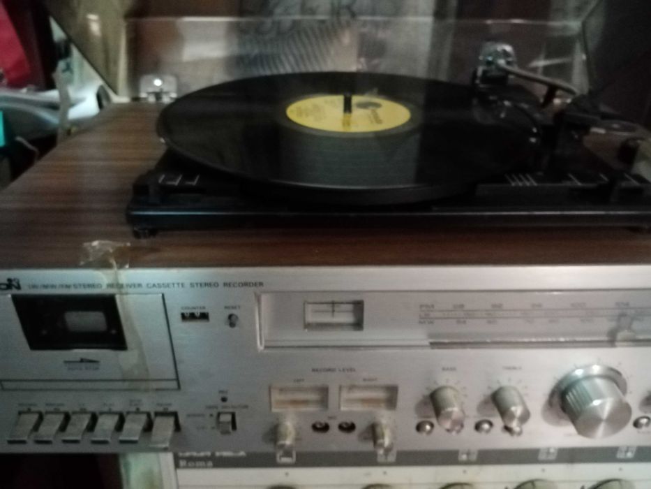 Equipamento de som com gira discos, radio e gravador com colunas