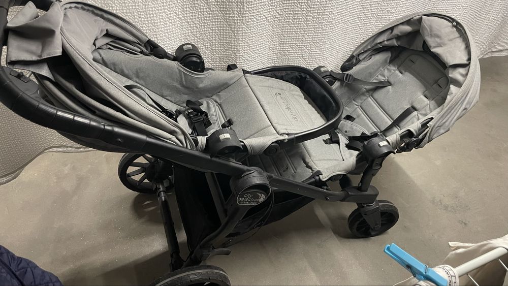 Carrinho  gemeos e cadeiras tudo em bom estado.