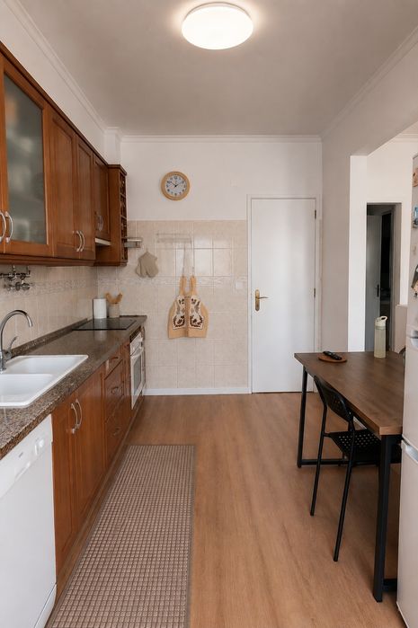 Quarto  individual com varanda  para arrendar (junto a loja do cidadão)