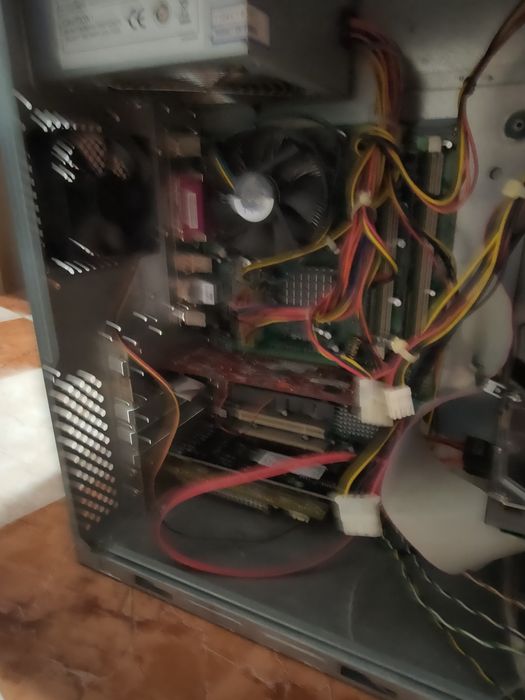 Computador torre antiga com placa grafica