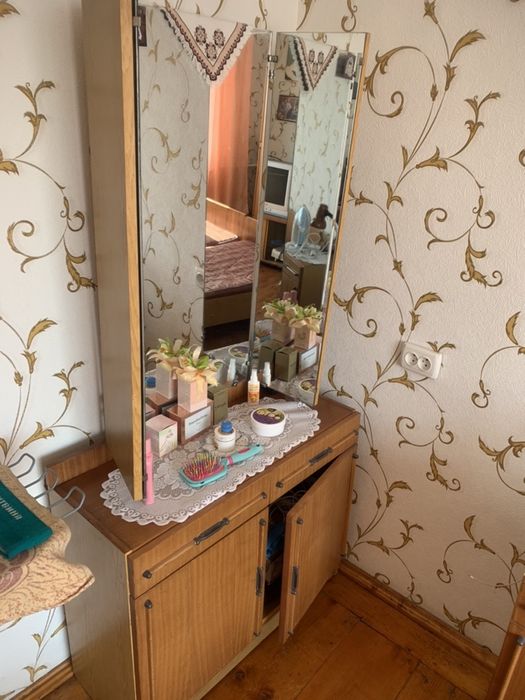 Продам меблі в спальню тумбочки, шафа, тумба з зеркалом