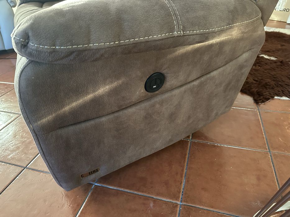 Sofa em camurça castanho da cheers