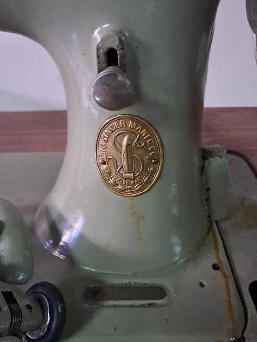 Máquina de costura verde com estrutura em ferro