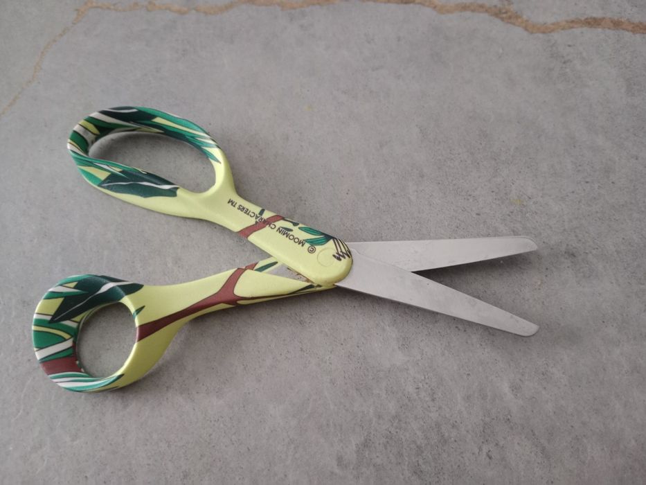 Nożyczki szkolne dziecięce Muminki Mała mi Fiskars dla leworęcznych