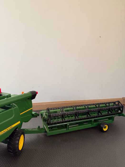 Kombajn John Deere T670i Bruder 02132 – Skala 1:16, Stan Idealny + Wózek