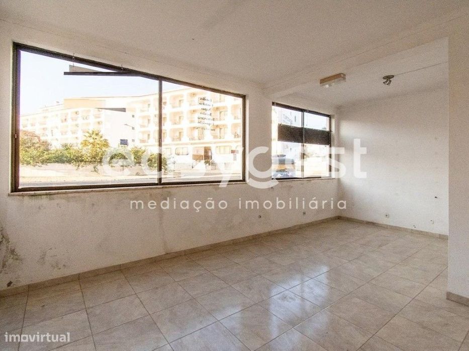 Loja com uma área de 147m2 perto da praia em Altura - Castro Marim