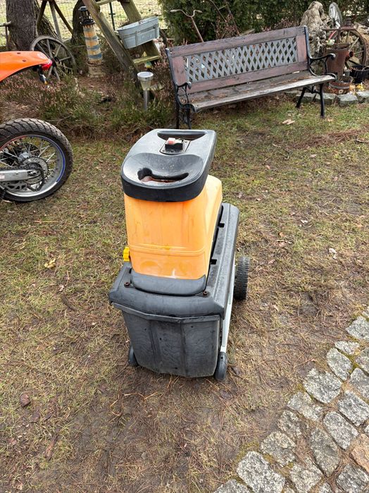 Rozdrabniacz frezowy do gałęzi z koszem