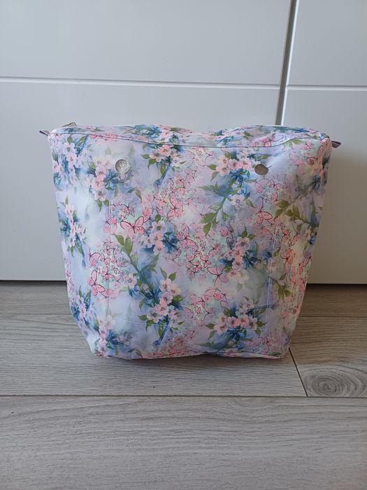 O Bag Standard, niebieski organizer w różowe kwiaty, motyle do torebki