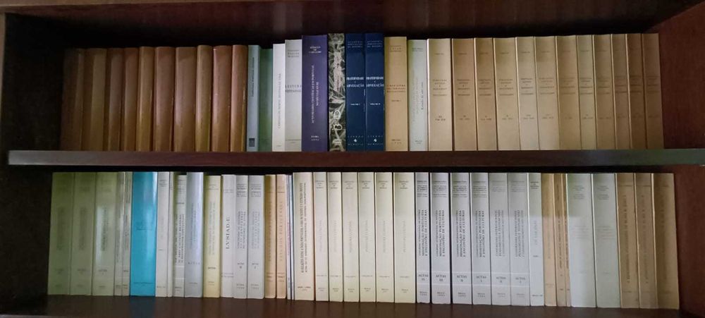 Biblioteca particular com 1080 livros com coleções raras