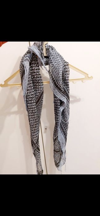 Lenço azul e prateado