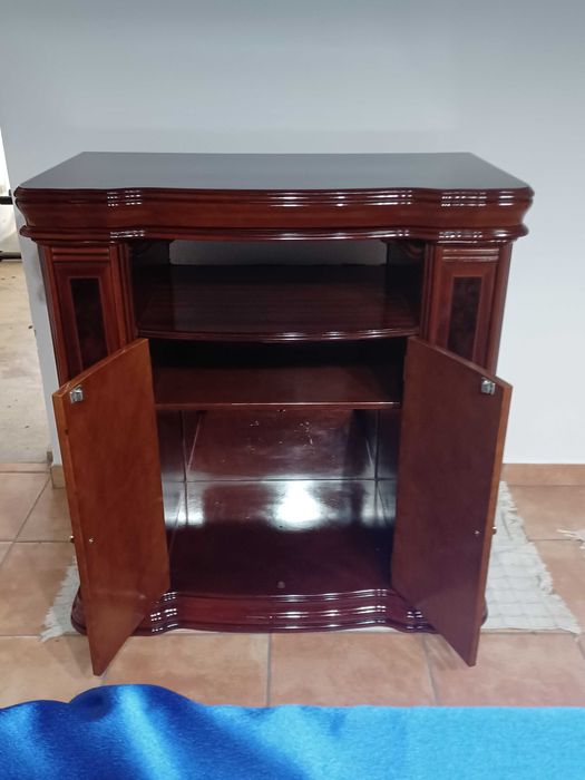 Móvel de televisão com tampo rotativo