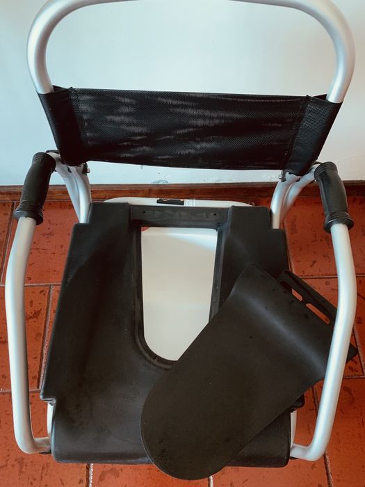 Cadeira sanitaria e banho com rodas e bacio