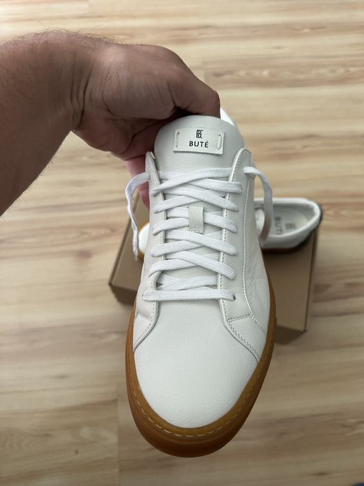 Skórzane trampki BUTÉ – Nowe