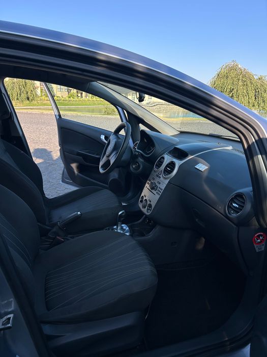 Opel corsa 1,2 бензин,робот