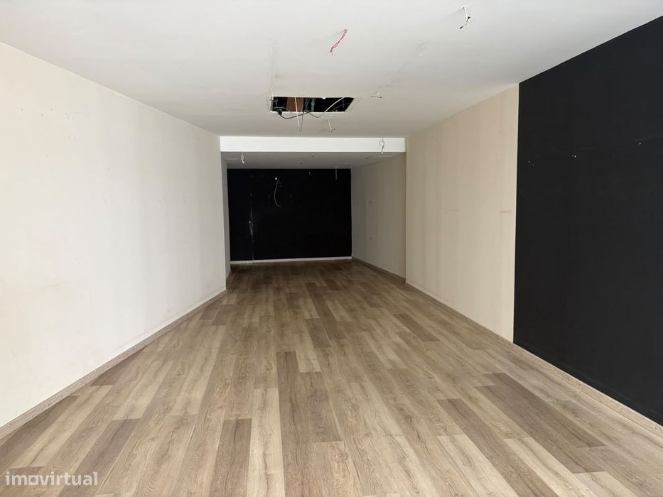 Loja para Arrendar em Abrantes, possibilidade de 2 pisos total 170 m2